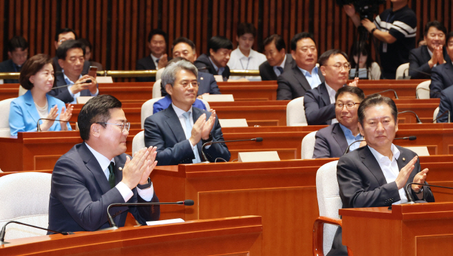 '방송4법' 모두 통과...박수치는 민주당<YONHAP NO-2746>