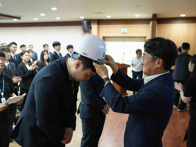 [붙임] 신규직원 임용 행사(안전모 수여)