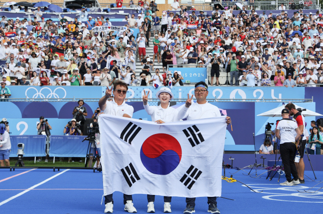 임시현-김우진, 양궁 혼성 단체전 금메달 획득