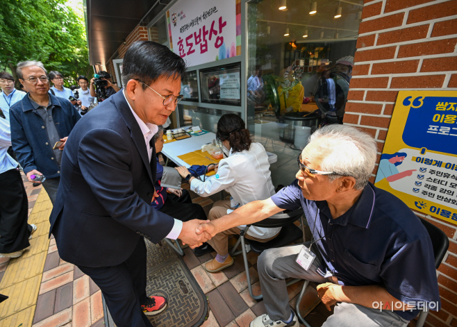 [포토] 박강수 마포구청장, '식사 전 건강검진 받으세요'