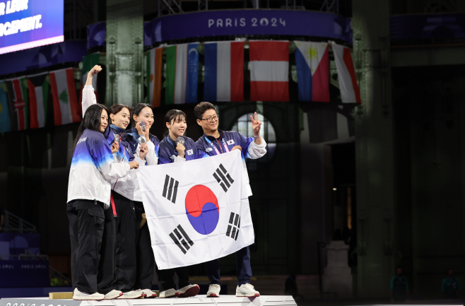 여자 사브르 단체, 값진 은메달<YONHAP NO-1596>