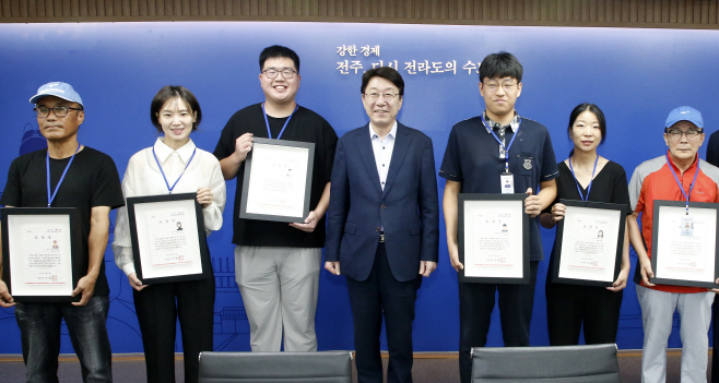 왼쪽부터 황선길-김진이-정바울-전주시장-김승환-장천-신별룡
