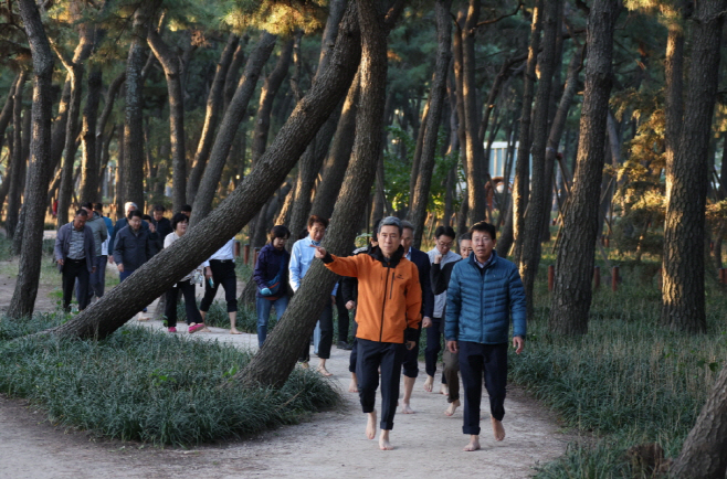 송도솔밭 도시 숲에서 맨발걷기를 하고 있는 이강덕 포항시장과