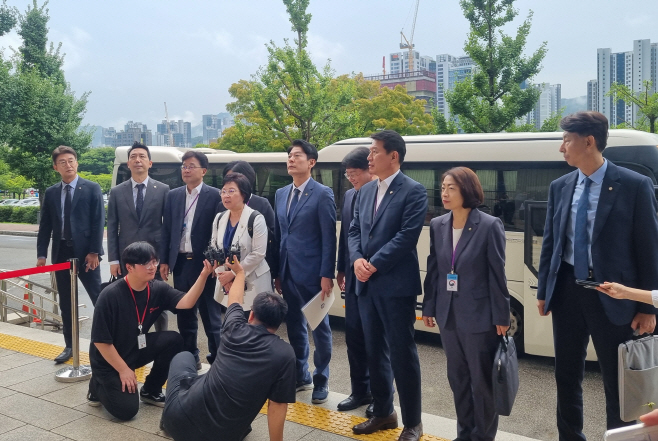 방통위 현장검증 나선 민주당 과방위원들<YONHAP NO-5045>