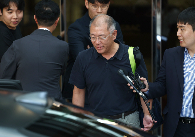 귀국한 정의선 회장<YONHAP NO-4803>