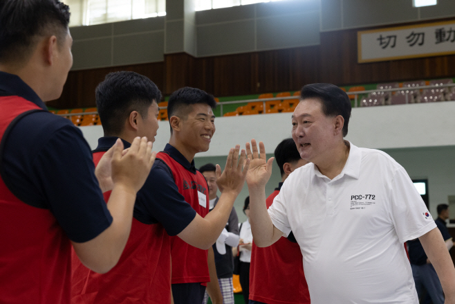 윤석열 대통령, 진해 해군기지 장병 격려