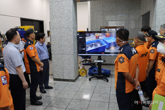 이천소방서 리튬배터리를 수조에 담가 소화