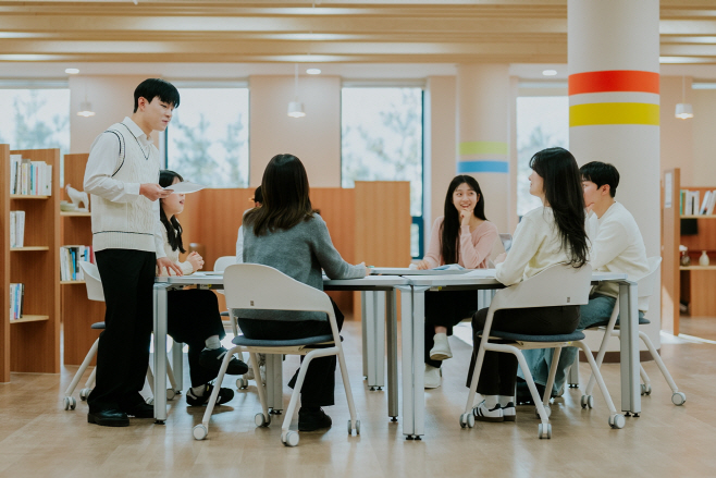 단국대 학생들이 자유롭게 토론을 하고 있다. (1)