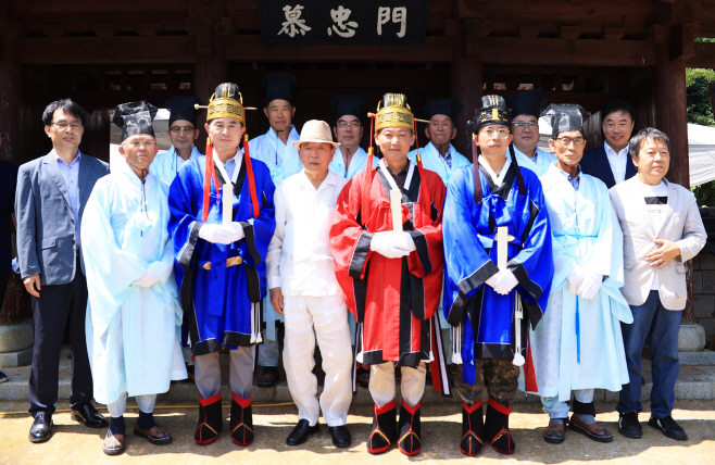 순국선열 추모제 거행(추모제 참석자 단체 사진)