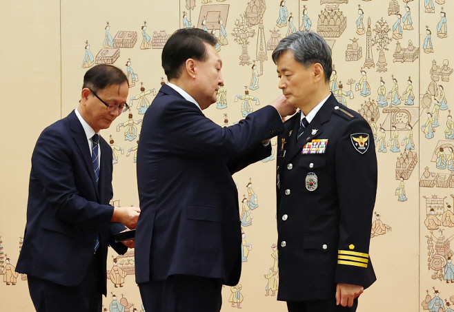 윤석열 대통령, 조지호 경찰청장 계급장 수여