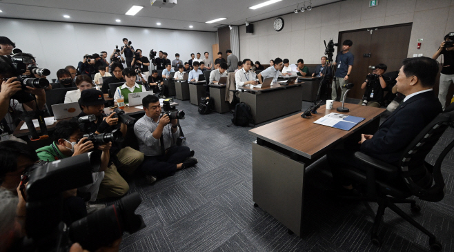 [포토]기자회견 갖는 김형석 신임 독립기념관장