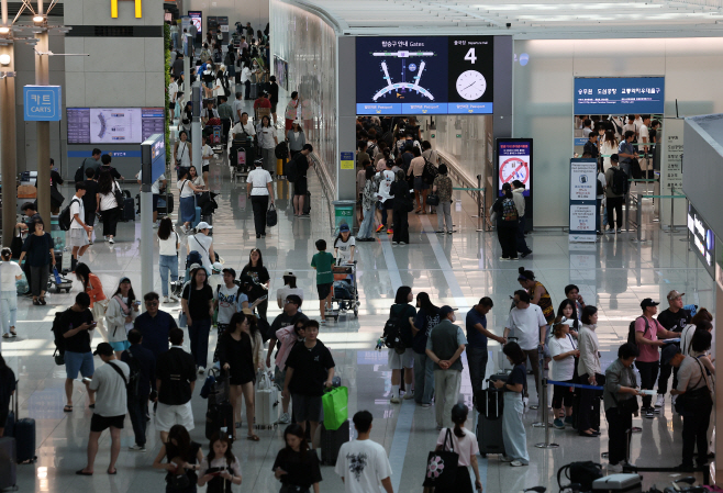 붐비는 인천공항 출국장<YONHAP NO-5612>