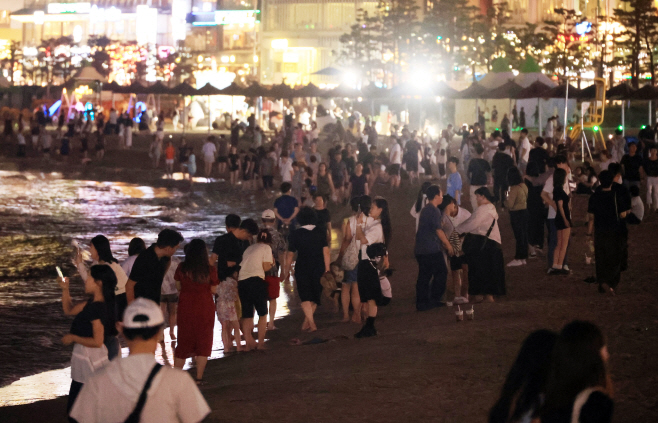 부산 역대급 열대야 해변 북적