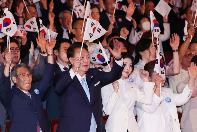 제79주년 광복절 만세삼창하는 윤석열 대통령 부부