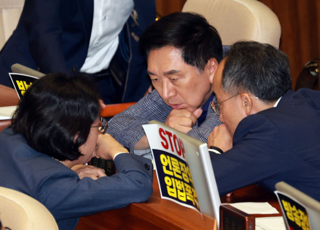 대화하는 추경호-김기현-조지연<YONHAP NO-4589>