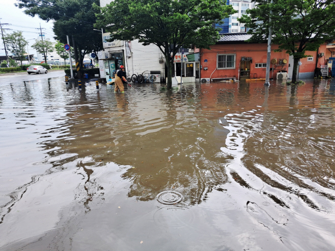 소나기성 호우에 침수된 울산 도로