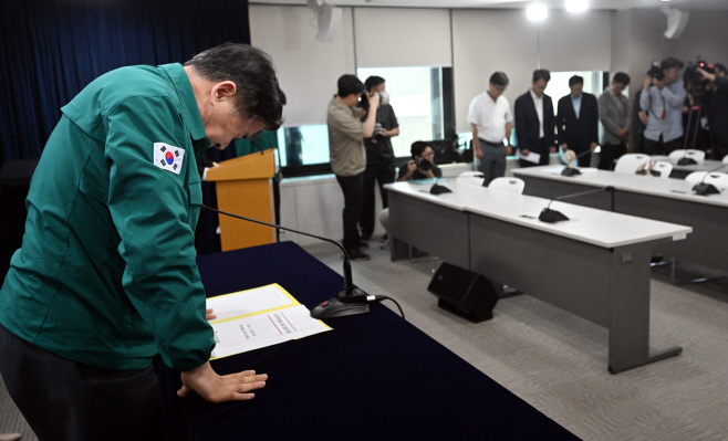 [포토]국민권익위 국장 사망 애도하는 유철환 위원장 및 직원들