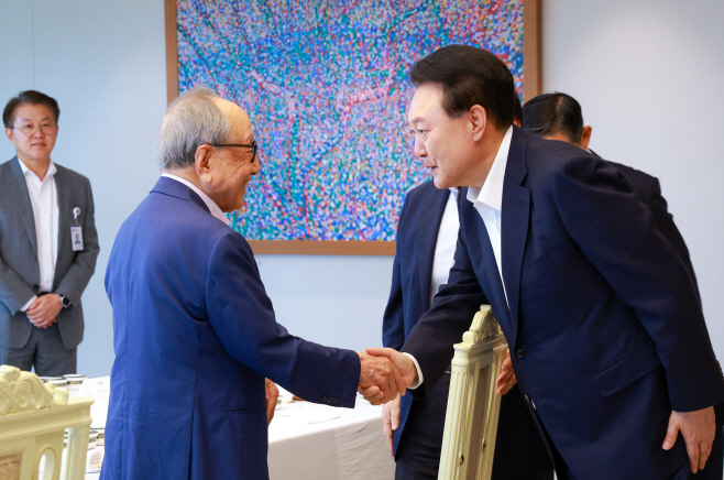 윤석열 대통령, 통일·외교 원로 초청 오찬 간담회