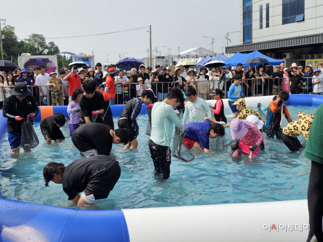 ‘서산삼길포우럭축제’...시원한 여름 추억 만끽 중인 방문객