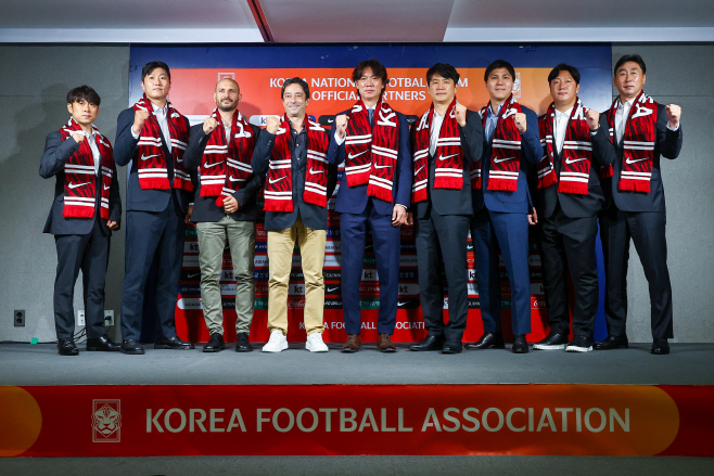 홍명보 축구 국가대표 감독과 코칭스태프들<YONHAP NO-2426>