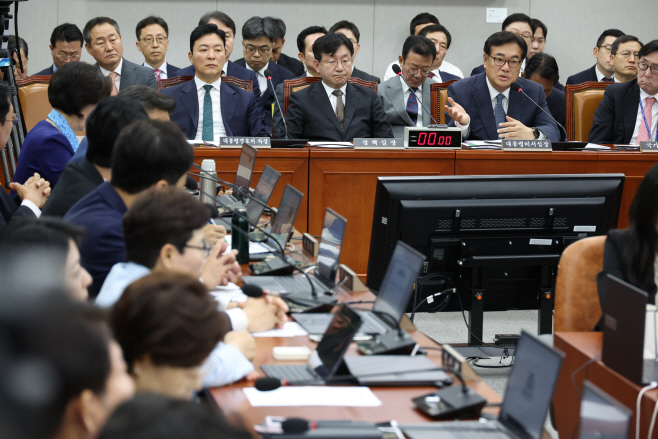 정진석 비서실장, 국회 운영위서 발언<YONHAP NO-4839>