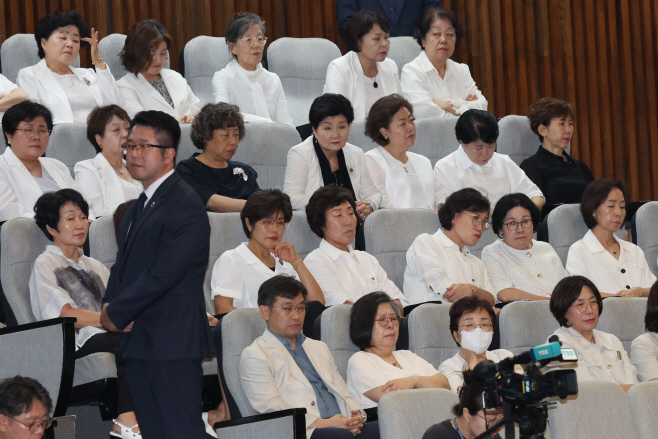 간호법 처리 지켜보는 간호사들<YONHAP NO-2981>