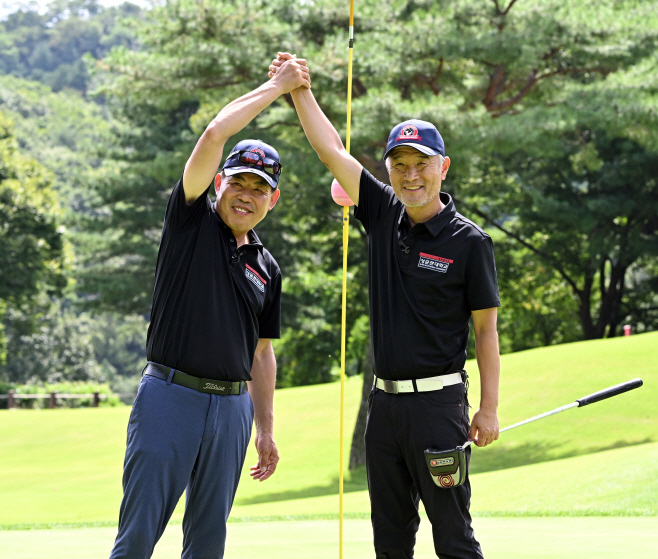 대학동문골프최강전 성균관대 우승 세리머니