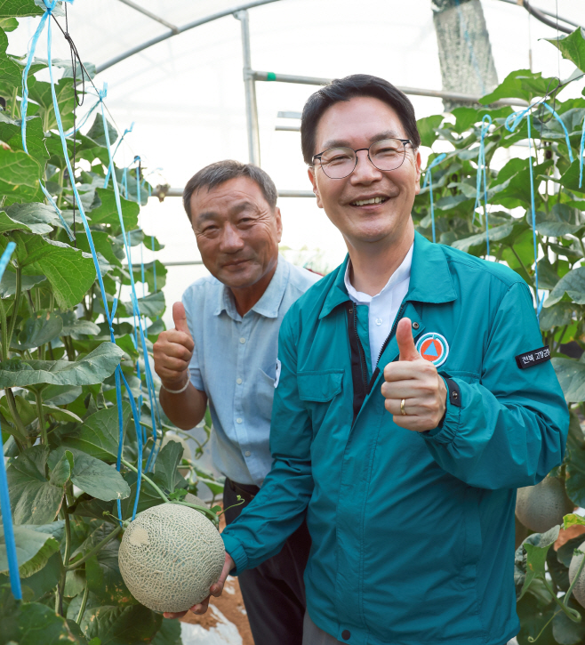 심덕섭 고창군수, 멜론 수확현장 방문