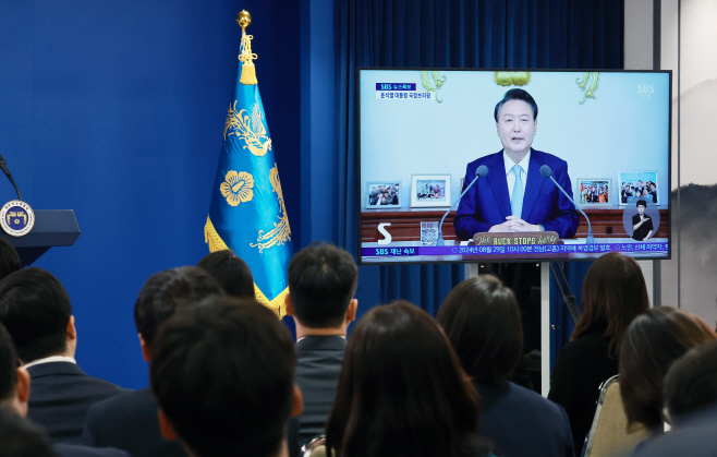 윤석열 대통령 국정브리핑 지켜보는 취재진<YONHAP NO-3680>