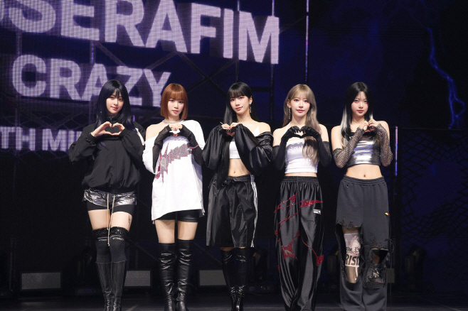 포토월 단체 LE SSERAFIM CRAZY MEDIA SHOWCASE  (1)