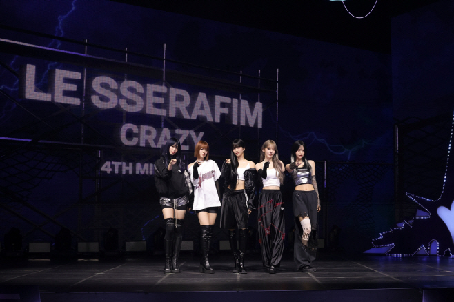 포토월 단체 LE SSERAFIM CRAZY MEDIA SHOWCASE  (2)