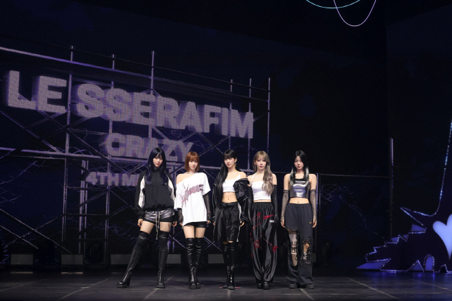 포토월 단체 LE SSERAFIM CRAZY MEDIA SHOWCASE  (3)