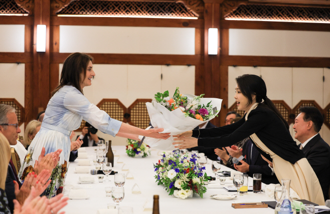 김건희 여사, 미 상원의원단에게 생일 축하 꽃다발 받아