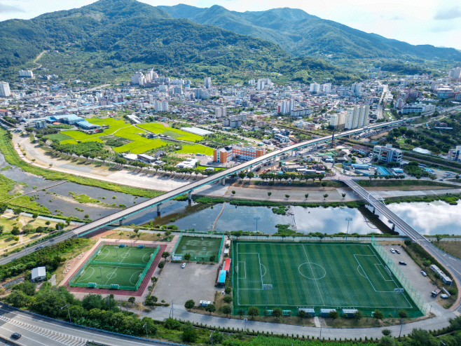 청도천변 축구장 국제규격에 맞춰 새단장