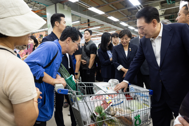 추석 명절 물가 점검하는 윤석열 대통령