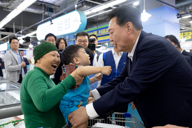 추석 명절 물가 점검, 마트 찾은 가족과 인사하는 윤석열 대통령