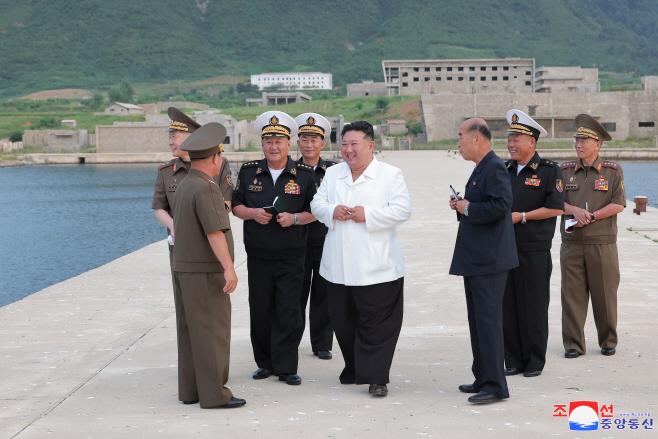 김정은, 해군기지건설 관련 현지요해<YONHAP NO-2270>