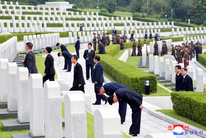 북한, 정권수립 76주년 맞아 대성산혁명열사릉에 헌화