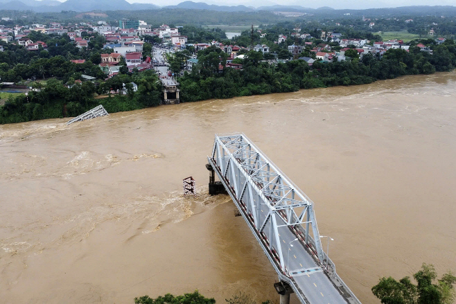 VIETNAM BRIDGE COLLAPSE <YONHAP NO-6091> (EPA)