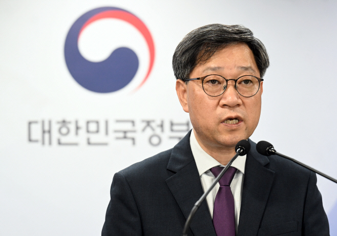 [포토]응급의료 일일 브리핑하는 정윤순 실장