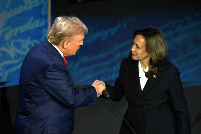 TOPSHOT-US-VOTE-POLITICS-DEBATE-HARRIS-TRUMP