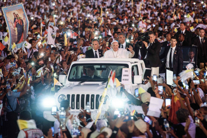 TOPSHOT-ETIMOR-VATICAN-POPE-RELIGION <YONHAP NO-3370> (AFP)