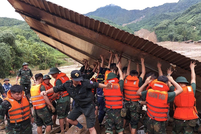 VIETNAM LANDSLIDE <YONHAP NO-5903> (EPA)