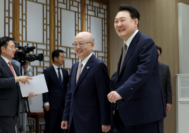 환담장 향하는 윤석열 대통령