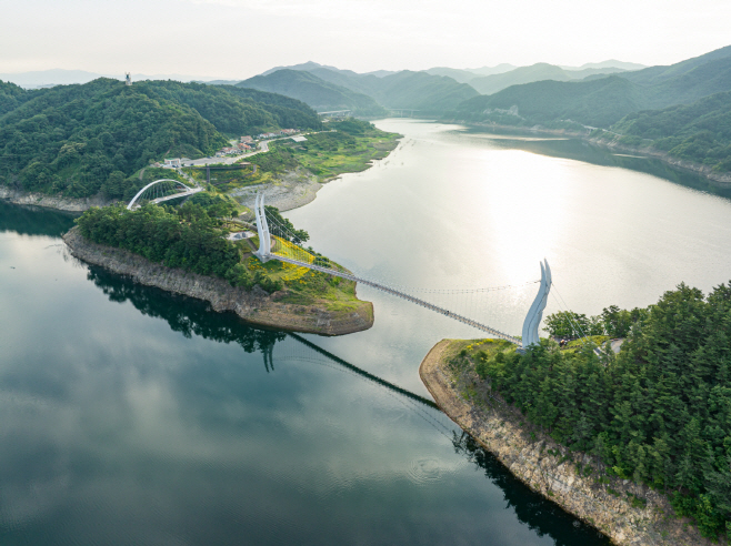 용천루 출렁다리의 전경