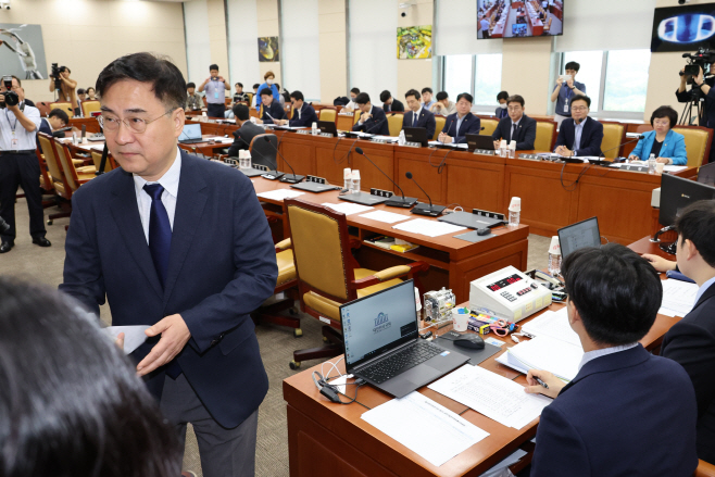 퇴장하는 국민의힘 최형두 간사<YONHAP NO-2774>