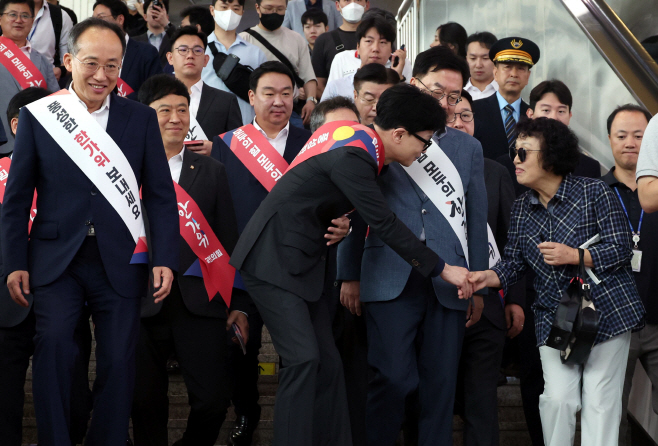 추석 귀성 인사하는 한동훈 대표와 지도부<YONHAP NO-2641>