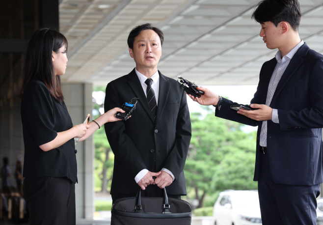 취재진 질문에 답하는 티몬 대표<YONHAP NO-4277>