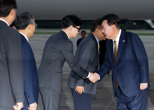 윤석열 대통령, 국민의힘 한동훈 대표와 악수<YONHAP NO-2155>