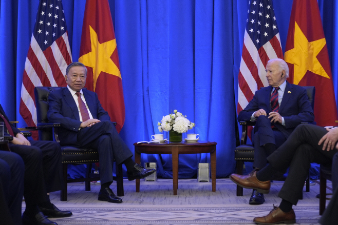 US Vietnam Biden <YONHAP NO-1236> (AP)